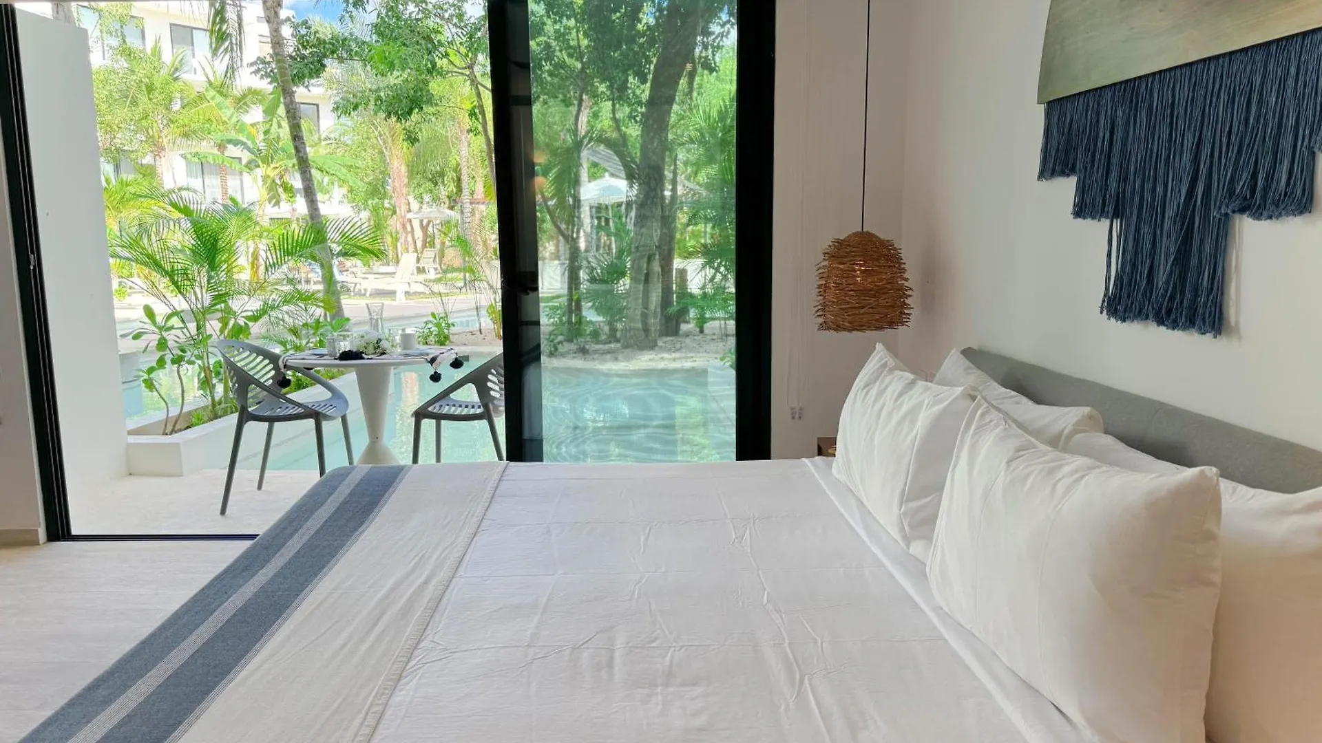 Warm Studio Swim Up Cpl B108 By Sandy Powerful Tulum